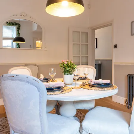 בית נופש Beautiful Townhouse Harrogate, 3 Bedroom *